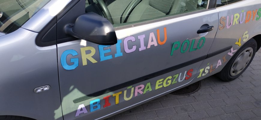 Abiturientams skamba simbolinis paskutinis skambutis