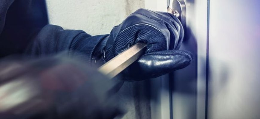 Nesėkmingai bandė įsilaužti į parduotuvę