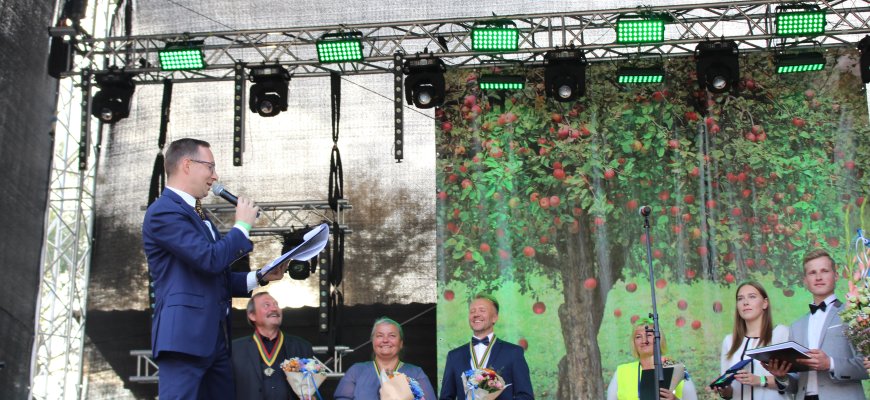 Apie Obelinę kaip reiškinį: kai pražysta karpiniai ir lyja saldainiais (video+foto)