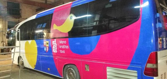 Į Lietuvą išriedėjo pirmasis autobusas „Rokiškis važiuoja ryškiai“