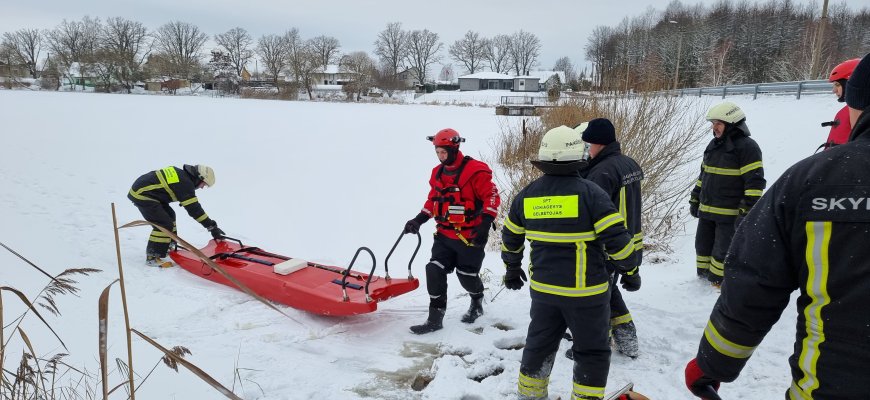 Prasidėjo ledo sezonas: ugniagesiai-gelbėtojai prisiminė darbą ant užšalusio ežero (foto)