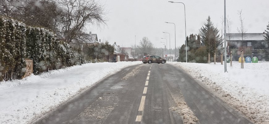 Naktį eismo sąlygas sunkins plikledis, šlapdriba ir gūsingas vėjas, perspėja kelininkai