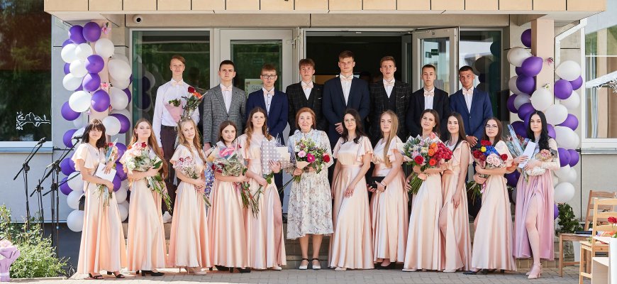 Kamajų abiturientams linkėjo įveikti Dakarą ir perplaukti Atlantą, o jie atsidėkodami įteikė sakurą (foto)