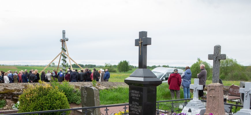 Į konfliktą dėl Kriaunų kapinių įsivėlė vietiniai, „atėjūnai“, kunigai ir politikai (foto)