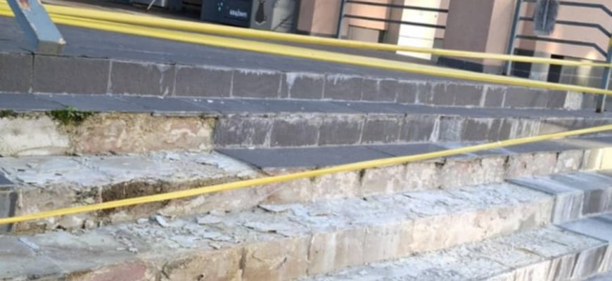 Ilgai užtrunkantys maži dalykai – kada bus sutvarkyti J. Keliuočio Vaikų ir jaunimo skyriaus laiptai?
