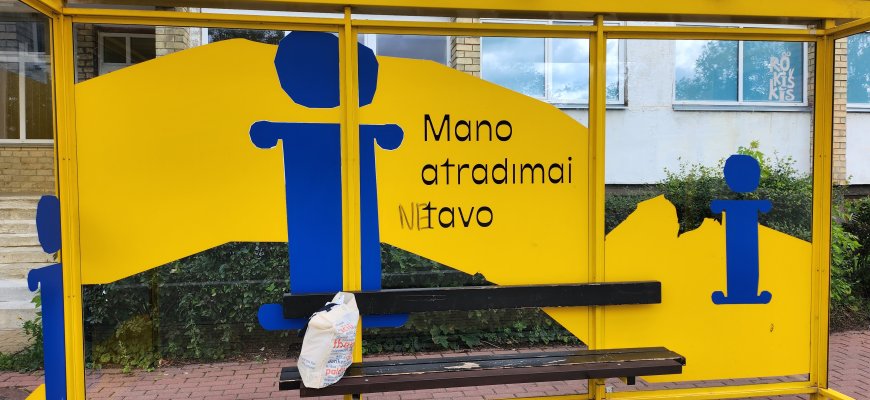 Dailins apsilupusias autobusų stoteles