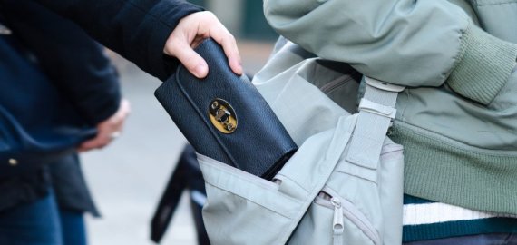 Rokiškio turguje kišenvagiai apšvarino moters rankinę