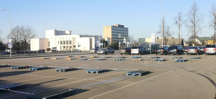 Prekybos centrų aikštelėse - originalios užtvaros (video)