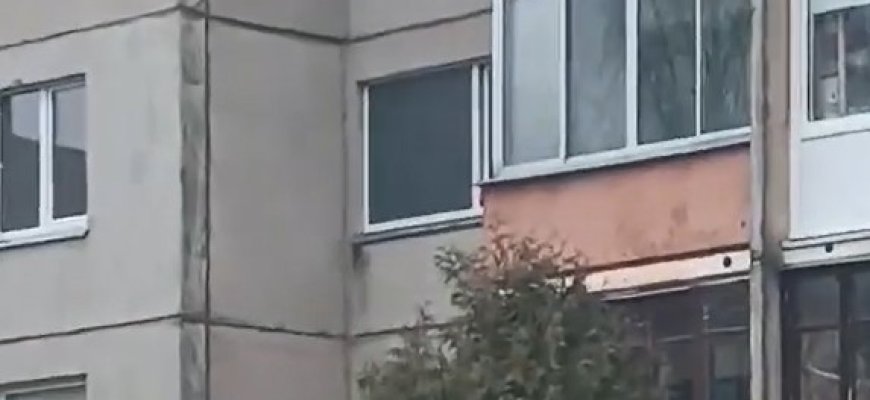 Prisidirbo: pro daugiabučio langą svaidė petardas (video)