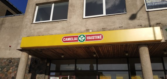 „Camelia“ skelbia už savikainą parduodanti penktadalį milijono medicininių kaukių