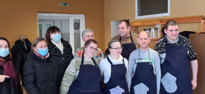 Rokiškio profesinio mokymo centro siuvėjos sukūrė prijuostes socialinės paramos dienos centro lankytojams (foto)