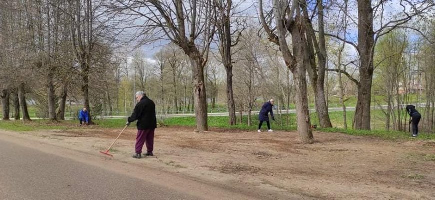 „DAROM“ akcijos metu, šalia naujų Obelių bendruomenės namų organizuota talka