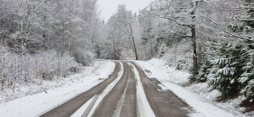 Mažesnio intensyvumo keliai slidūs, dieną eismo sąlygas sunkins plikledis