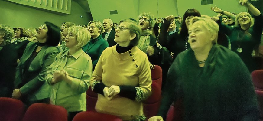 Šėlionės Mokytojų dieną: pedagogai traukė dainas, dainininkas gavo vazą (foto)