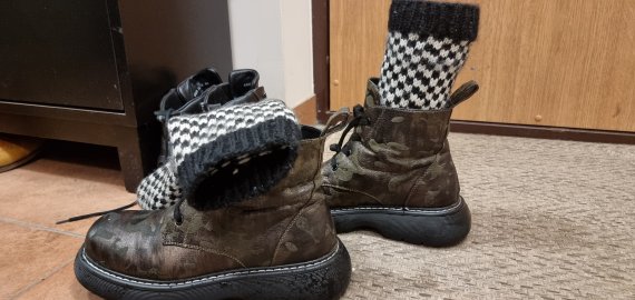 Kaip moterims derinti ilgaaulius batus prie aprangos?