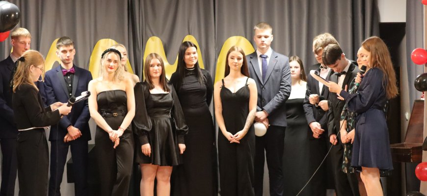 Juodupės gimnazijos abiturientai pasitiko šimtadienį (foto)