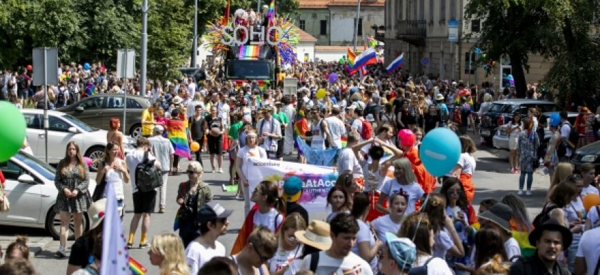 Sostinės centre tūkstantinė„vaivorykštės“ minia, joje – ir rokiškėnai