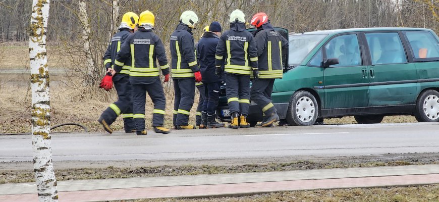 Vilties gatvėje degė automobilis (video+foto)