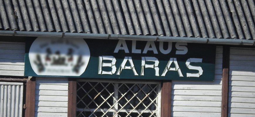 Alaus bare moteriai grasino peiliu