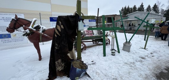 Žemdirbių protestas Rokiškyje: žali kryžiai, juodu kaspinu perrišta pieno tara ir performansas su kojinėmis  (foto)