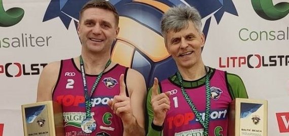 Stipriausia tarp paplūdimio tinklinio veteranų – rokiškiečio ir kupiškėno komanda