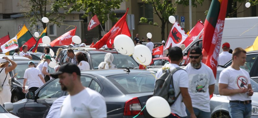 Keli šimtai žmonių prie Seimo protestuoja dėl šeimos politikos