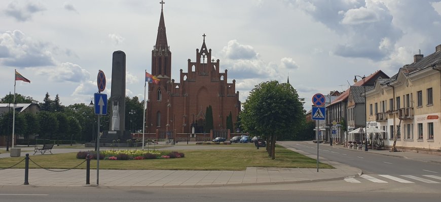 Informacinis stendas miesto centre estetinio vaizdo nekūrė