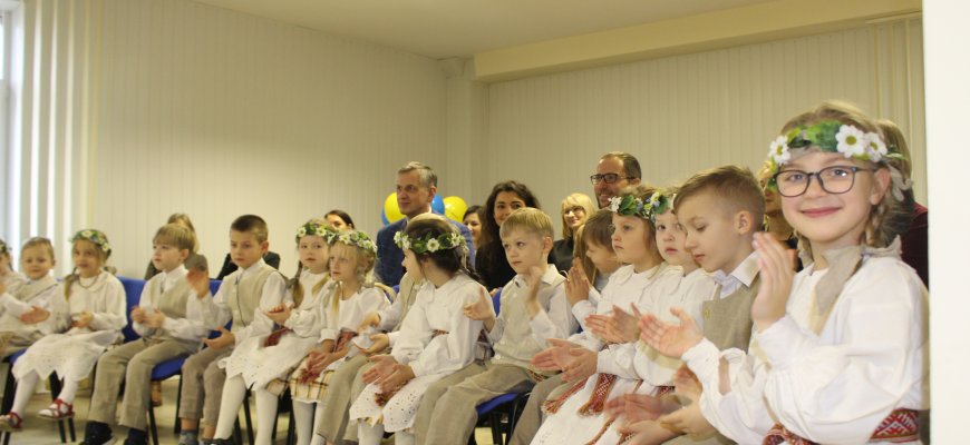 Vaiko teisių apsaugos specialistai įkurtuves šventė kartu su vaikais (foto +video)
