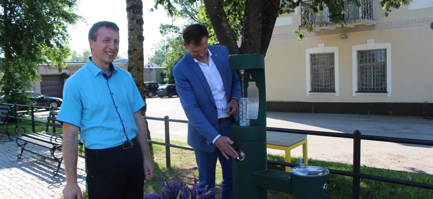 Atidaryta moderni vandens kolonėlė
