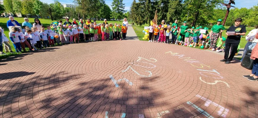 Nuo mažų dienų pratina prie sporto ir supažindina su mankštos nauda (foto+video)