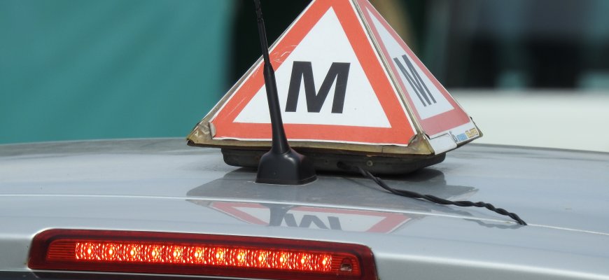 Praktinius mokymus atnaujinančios vairavimo mokyklos raginamos nemokamai testuoti instruktorius