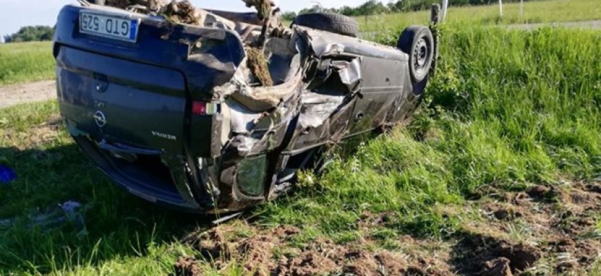 Du automobiliai atsidūrė griovyje, kaltininkas - neblaivus