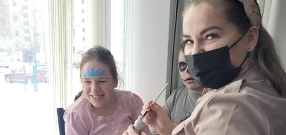 Rokiškio pagrindinėje mokykloje svečiavosi Rokiškio profesinio mokymo centro vizažo-grimo mokinė (foto)