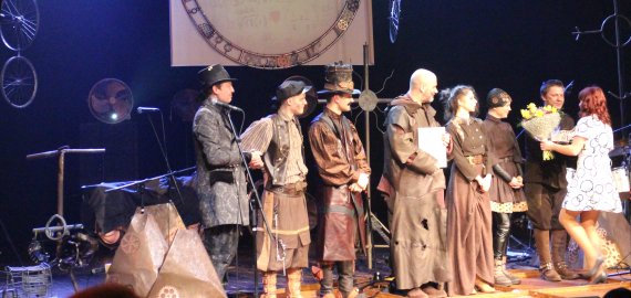 Festivalis „Vaidiname žemdirbiams“ uždarytas su trenksmu: pagrindinis prizas atiteko „Keistuolių“ fantasmagorijai