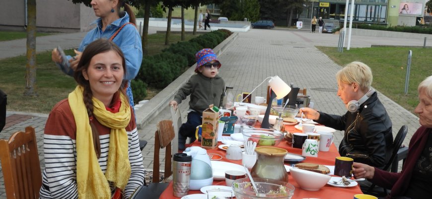 Italės menininkės sumanymas „Atvira erdvė“ rokiškėnus viliojo prisėsti išgerti kavos ar arbatos (foto)