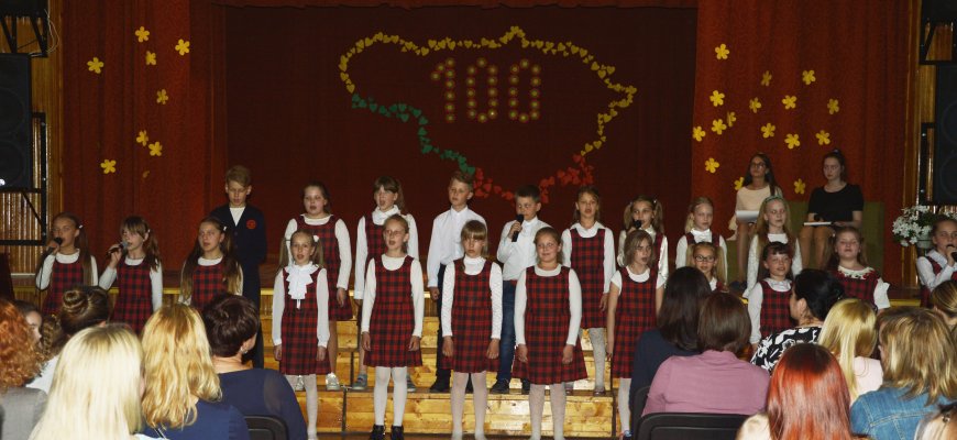 Rokiškio Juozo Tūbelio progimnazijoje – dainos ir sveikinimai mamoms (foto)