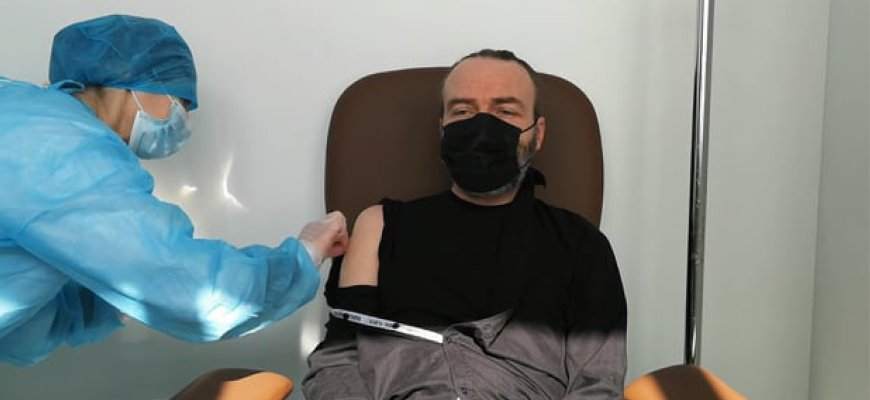 Kunigas Laimonas Nedveckas rodo pavyzdį visuomenei – skiepytis nuo covid-19 būtina! (video)