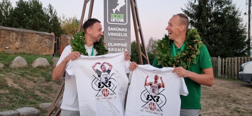 Didvyrių sutiktuvės Obeliuose: laurų vainikais papuošti 3x3 bronzos medalių laimėtojai Š. Vingelis ir G. Matulis (foto)
