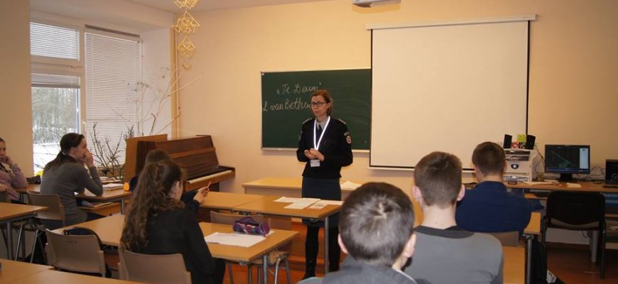 Obelių gimnazijoje Rokiškio rajono policijos komisariato vyriausioji tyrėja skaitė prevencinę paskaitą (foto)