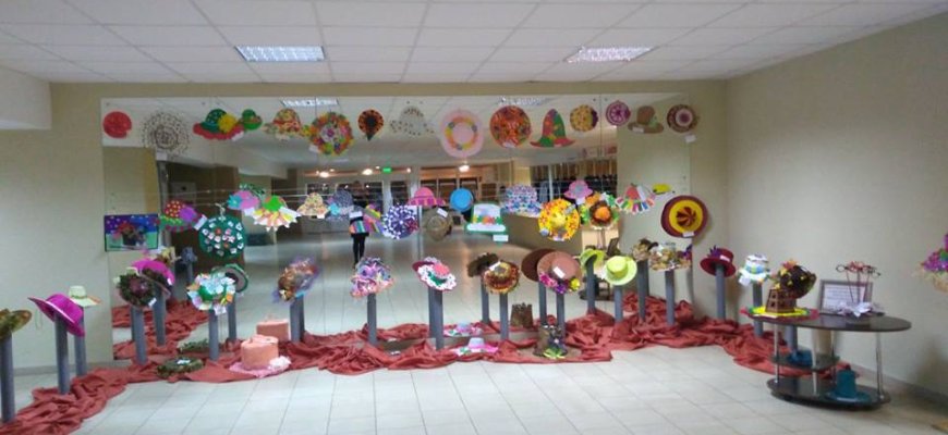 Pradinių klasių mokinių parodoje nuostabios skrybėlės