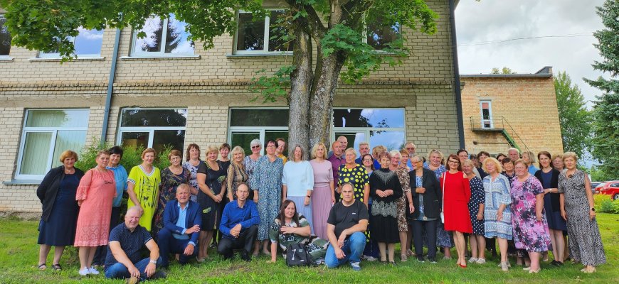 Jūžintų J. O. Širvydo mokyklos bendruomenė po senuoju klevu braukė išsiskyrimo ašaras (foto)