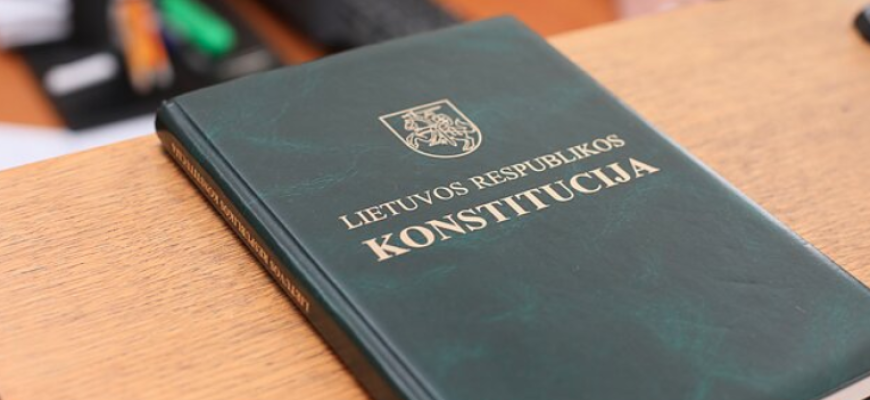 Kviečia laikyti konstitucijos egzaminą