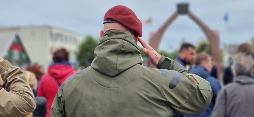Seime svarstomas variantas orientuotis į karinį šaukimą iškart po mokyklos
