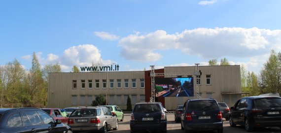 Kinas automobiliuose – pasiteisinusi idėja