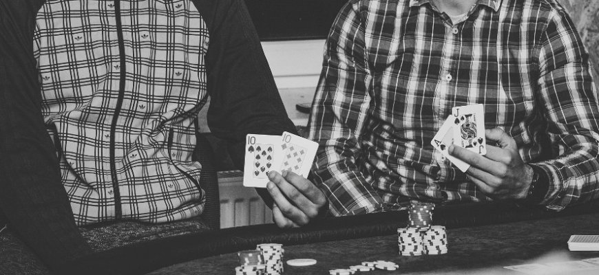 Antrosios sportinio pokerio turnyro vietos laimėtojas Paulius Varnas siunčia slaptą ženklą... (foto)