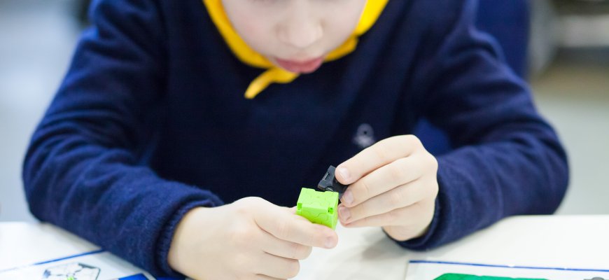 Specialistai sunerimę: vis daugiau mokinių nemoka tinkamai laikyti rašymo priemonės