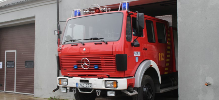Jočelių kaime ugniagesiai padėjo išnešti ligonį