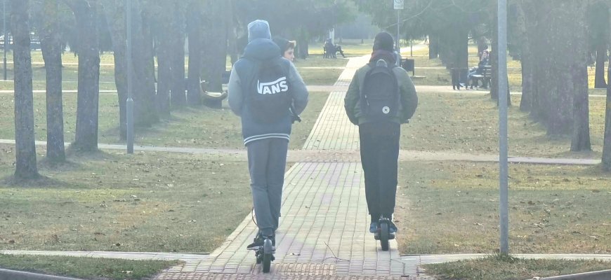 Nuo 2026-ųjų – šalmas ant galvos: Rokiškio nuomonės apie paspirtukų saugumą
