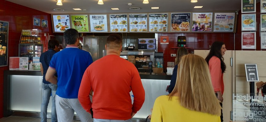 Laukiant maisto kavinėse, baruose ar restoranuose, būtina dėvėti kaukę