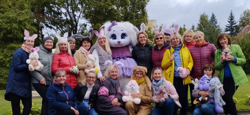 Lopšelio-darželio „Nykštukas“ kieme susirinkę kiškiai šventė miesto gimtadienį